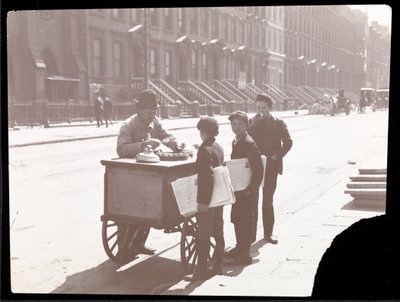 Ansicht eines Eisverkäufers auf der Straße, mit drei Zeitungsjungen, die Eis kaufen, New York, ca. 1901 von Byron Company